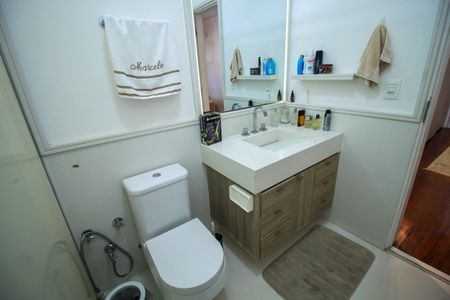 Casa à venda com 287m², 4 quartos e 4 vagas Casa à venda com 287m², 4 quartos e 4 vagasBanheiro da Suíte 1