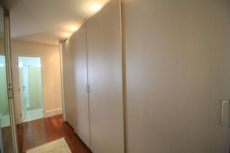 Casa à venda com 287m², 4 quartos e 4 vagas Casa à venda com 287m², 4 quartos e 4 vagasCorredor