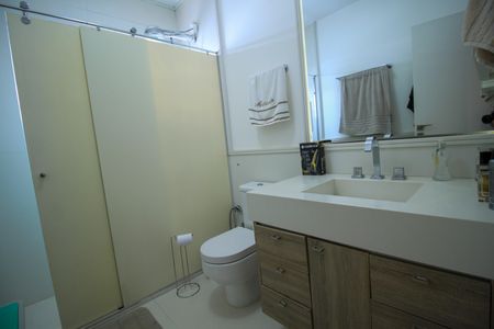 Casa à venda com 287m², 4 quartos e 4 vagas Casa à venda com 287m², 4 quartos e 4 vagasBanheiro da Suíte 1