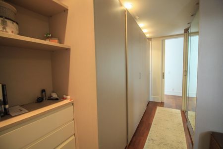 Casa à venda com 287m², 4 quartos e 4 vagas Casa à venda com 287m², 4 quartos e 4 vagasCorredor