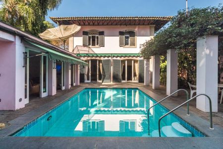 Casa à venda com 568m², 4 quartos e 8 vagasFoto 01