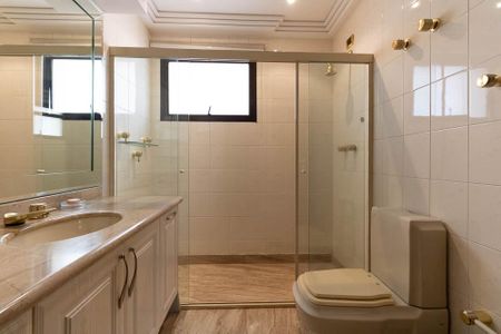 Apartamento à venda com 300m², 4 quartos e 4 vagas Apartamento à venda com 300m², 4 quartos e 4 vagasBanheiro da Suíte 2