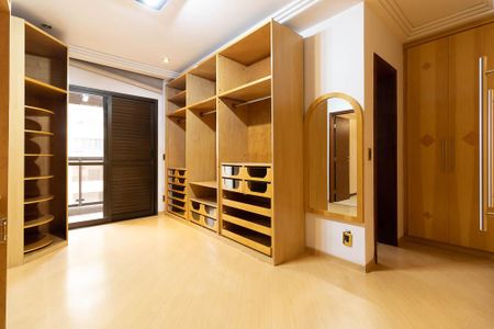 Apartamento à venda com 300m², 4 quartos e 4 vagas Apartamento à venda com 300m², 4 quartos e 4 vagasCloset da Suíte 1