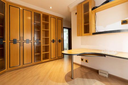 Apartamento à venda com 300m², 4 quartos e 4 vagas Apartamento à venda com 300m², 4 quartos e 4 vagasSuíte 2