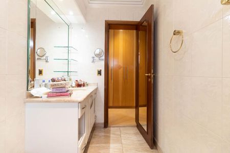Apartamento à venda com 300m², 4 quartos e 4 vagas Apartamento à venda com 300m², 4 quartos e 4 vagasBanheiro do Closet da Suíte 1