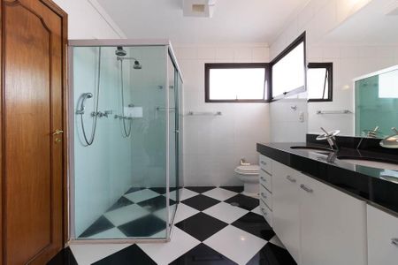 Apartamento à venda com 300m², 4 quartos e 4 vagas Apartamento à venda com 300m², 4 quartos e 4 vagasBanheiro da Suíte 1