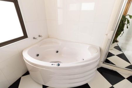 Apartamento à venda com 300m², 4 quartos e 4 vagas Apartamento à venda com 300m², 4 quartos e 4 vagasBanheiro da Suíte 1