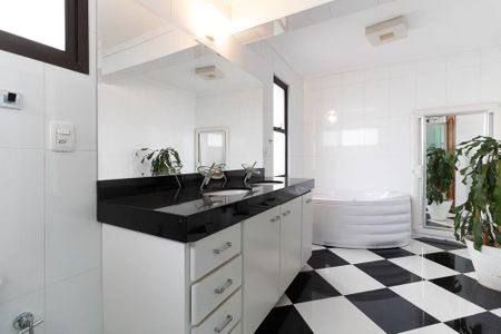 Apartamento à venda com 300m², 4 quartos e 4 vagas Apartamento à venda com 300m², 4 quartos e 4 vagasBanheiro da Suíte 1