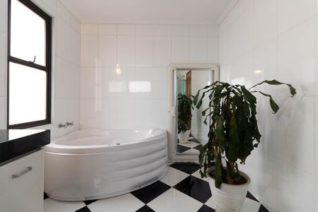 Apartamento à venda com 300m², 4 quartos e 4 vagas Apartamento à venda com 300m², 4 quartos e 4 vagasBanheiro da Suíte 1