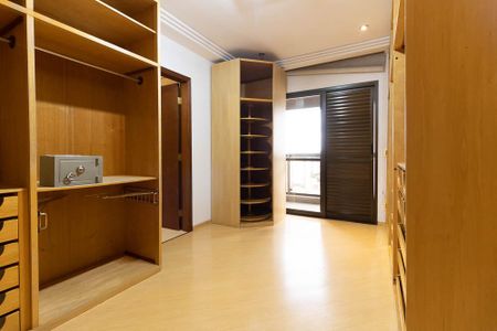 Apartamento à venda com 300m², 4 quartos e 4 vagas Apartamento à venda com 300m², 4 quartos e 4 vagasCloset da Suíte 1
