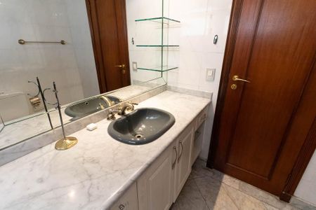 Apartamento à venda com 300m², 4 quartos e 4 vagas Apartamento à venda com 300m², 4 quartos e 4 vagasBanheiro da Suíte 3