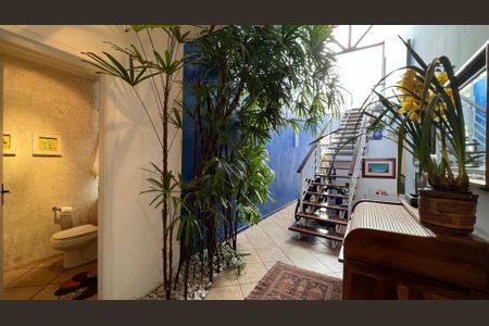 Casa à venda com 230m², 5 quartos e 2 vagas Casa à venda com 230m², 5 quartos e 2 vagasHall social