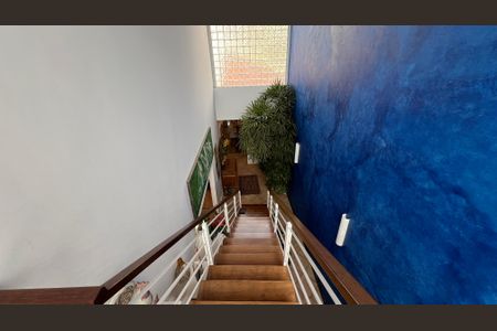 Casa à venda com 230m², 5 quartos e 2 vagas Casa à venda com 230m², 5 quartos e 2 vagasEscada