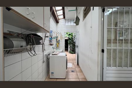 Casa à venda com 230m², 5 quartos e 2 vagas Casa à venda com 230m², 5 quartos e 2 vagasÁrea de Serviço