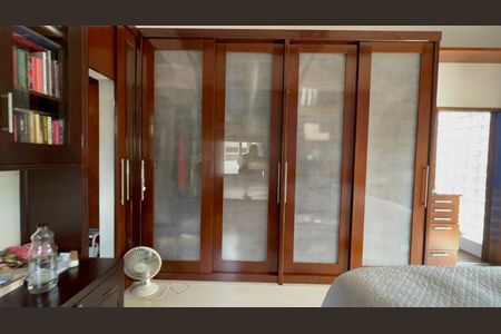 Casa à venda com 230m², 5 quartos e 2 vagas Casa à venda com 230m², 5 quartos e 2 vagasCloset da suíte 3 e 4