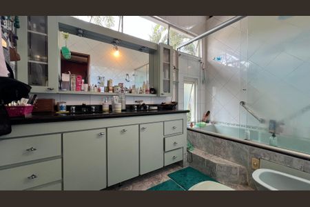 Casa à venda com 230m², 5 quartos e 2 vagas Casa à venda com 230m², 5 quartos e 2 vagasBanheiro da Suíte 3 e 4