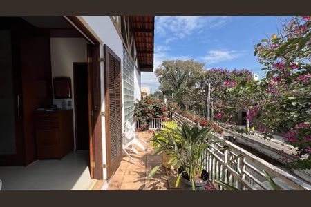 Casa à venda com 230m², 5 quartos e 2 vagas Casa à venda com 230m², 5 quartos e 2 vagasVaranda da suite