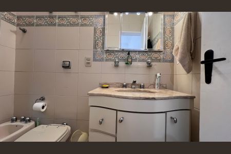 Casa à venda com 230m², 5 quartos e 2 vagas Casa à venda com 230m², 5 quartos e 2 vagasBanheiro da Suíte 2