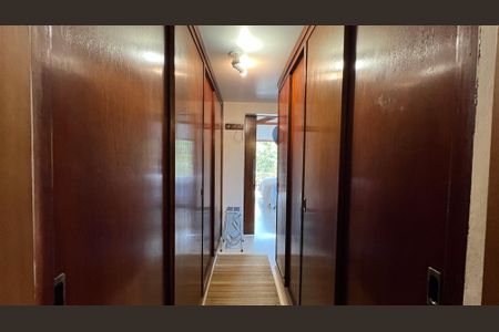 Casa à venda com 230m², 5 quartos e 2 vagas Casa à venda com 230m², 5 quartos e 2 vagasCloset da suíte 3 e 4