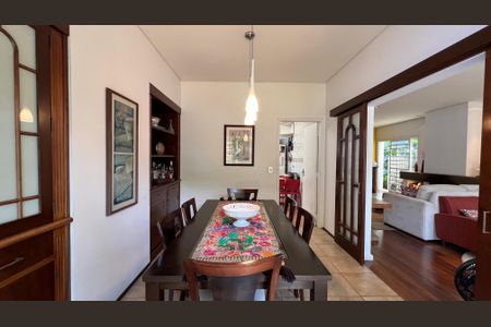 Casa à venda com 230m², 5 quartos e 2 vagas Casa à venda com 230m², 5 quartos e 2 vagasSala de Jantar