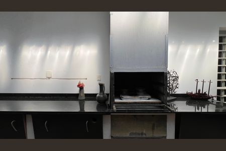 Casa à venda com 230m², 5 quartos e 2 vagas Casa à venda com 230m², 5 quartos e 2 vagasChurrasqueira