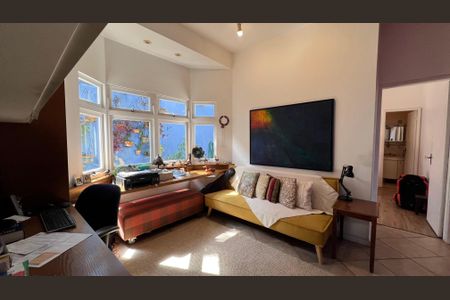 Casa à venda com 230m², 5 quartos e 2 vagas Casa à venda com 230m², 5 quartos e 2 vagasSala de TV