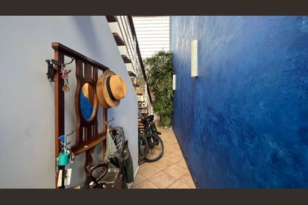 Casa à venda com 230m², 5 quartos e 2 vagas Casa à venda com 230m², 5 quartos e 2 vagasEntrada