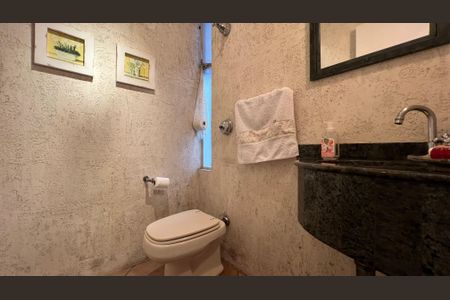 Casa à venda com 230m², 5 quartos e 2 vagas Casa à venda com 230m², 5 quartos e 2 vagasLavabo