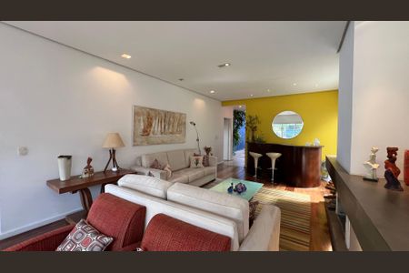 Casa à venda com 230m², 5 quartos e 2 vagas Casa à venda com 230m², 5 quartos e 2 vagasSala