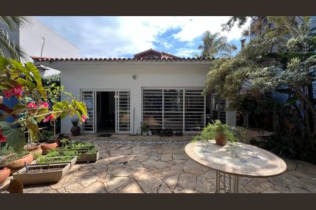 Casa à venda com 230m², 5 quartos e 2 vagas Casa à venda com 230m², 5 quartos e 2 vagasQuintal