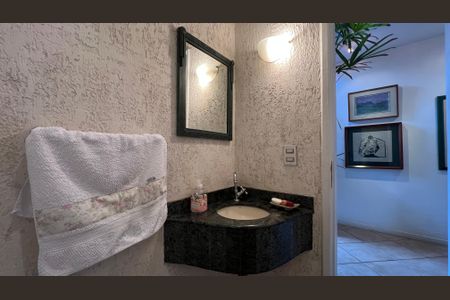 Casa à venda com 230m², 5 quartos e 2 vagas Casa à venda com 230m², 5 quartos e 2 vagasLavabo