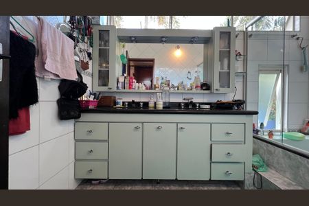 Casa à venda com 230m², 5 quartos e 2 vagas Casa à venda com 230m², 5 quartos e 2 vagasBanheiro da Suíte 3 e 4