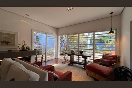 Casa à venda com 230m², 5 quartos e 2 vagas Casa à venda com 230m², 5 quartos e 2 vagasSala