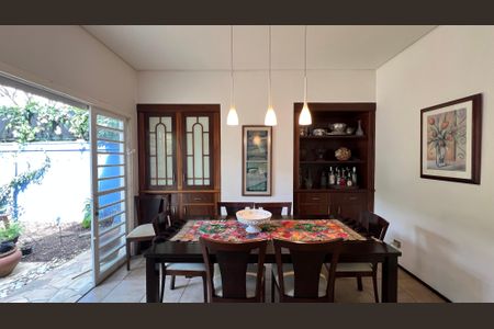 Casa à venda com 230m², 5 quartos e 2 vagas Casa à venda com 230m², 5 quartos e 2 vagasSala de Jantar