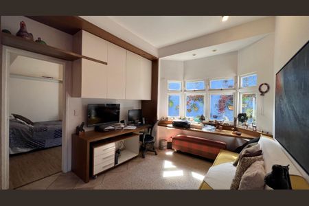 Casa à venda com 230m², 5 quartos e 2 vagas Casa à venda com 230m², 5 quartos e 2 vagasSala de TV