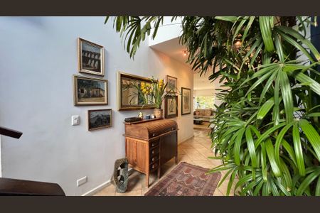 Casa à venda com 230m², 5 quartos e 2 vagas Casa à venda com 230m², 5 quartos e 2 vagasHall social