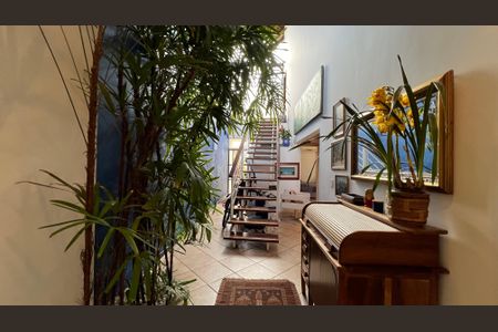 Casa à venda com 230m², 5 quartos e 2 vagas Casa à venda com 230m², 5 quartos e 2 vagasHall social