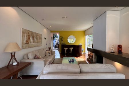 Casa à venda com 230m², 5 quartos e 2 vagas Casa à venda com 230m², 5 quartos e 2 vagasSala