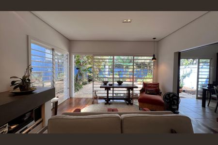 Casa à venda com 230m², 5 quartos e 2 vagas Casa à venda com 230m², 5 quartos e 2 vagasSala