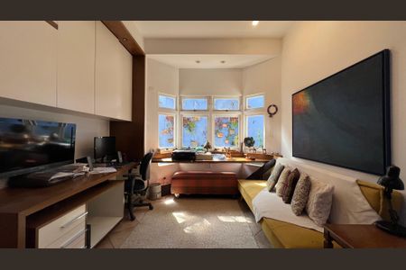 Casa à venda com 230m², 5 quartos e 2 vagas Casa à venda com 230m², 5 quartos e 2 vagasSala de TV