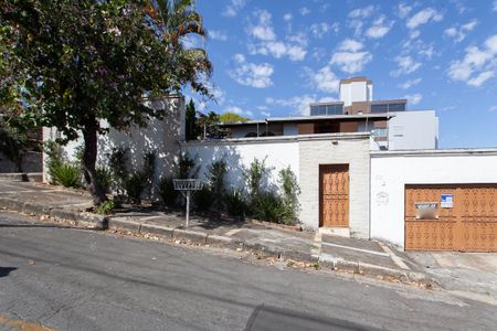 Casa à venda com 387m², 4 quartos e 3 vagasFachada