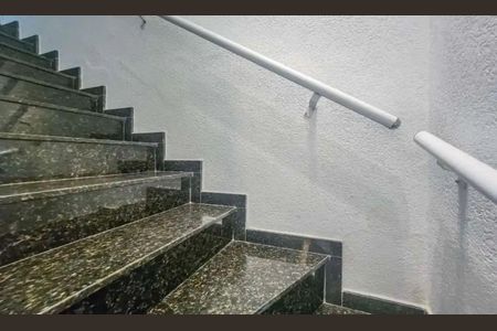 Casa à venda com 200m², 2 quartos e 3 vagas Casa à venda com 200m², 2 quartos e 3 vagasEscada