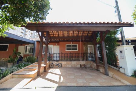 Casa de condomínio para alugar com 100m², 3 quartos e 2 vagas Casa de condomínio para alugar com 100m², 3 quartos e 2 vagasFachada