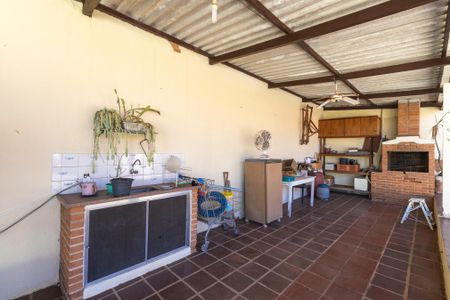 Casa à venda com 230m², 5 quartos e 2 vagas Casa à venda com 230m², 5 quartos e 2 vagasChurrasqueira