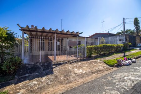 Casa à venda com 230m², 5 quartos e 2 vagas Casa à venda com 230m², 5 quartos e 2 vagasFachada