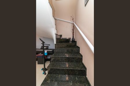 Casa à venda com 102m², 3 quartos e 2 vagasEscada