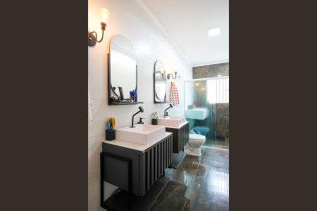 Casa à venda com 442m², 4 quartos e 6 vagasBanheiro