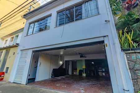 Casa à venda com 200m², 3 quartos e 2 vagas Casa à venda com 200m², 3 quartos e 2 vagasFachada