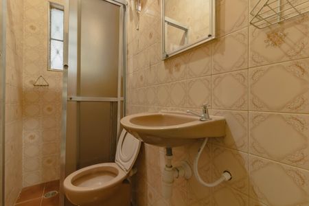 Casa à venda com 200m², 3 quartos e 2 vagas Casa à venda com 200m², 3 quartos e 2 vagasBanheiro de Serviço