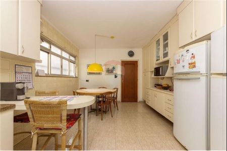 Casa à venda com 232m², 4 quartos e 6 vagas